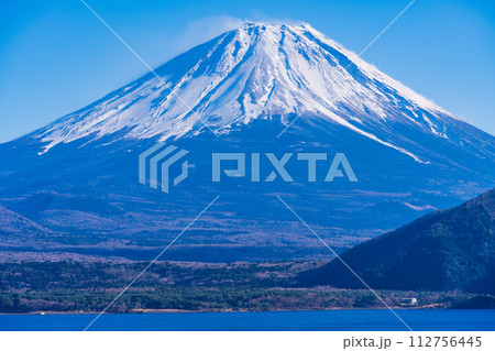 【山梨県】本栖湖と富士山 【山梨県】本栖湖と富士山 112756445