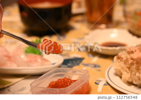 綺麗な赤色のイクラ 綺麗な赤色のイクラ 112756548