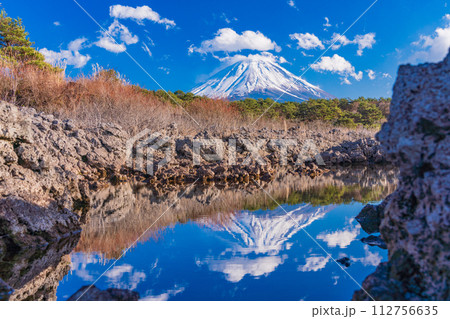 【山梨県】本栖湖 湖畔の溶岩越しに富士山 【山梨県】本栖湖 湖畔の溶岩越しに富士山 112756635