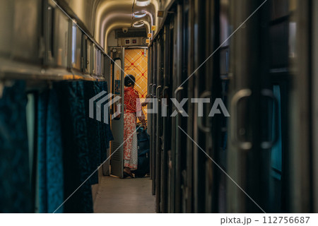 インドの寝台列車 112756687