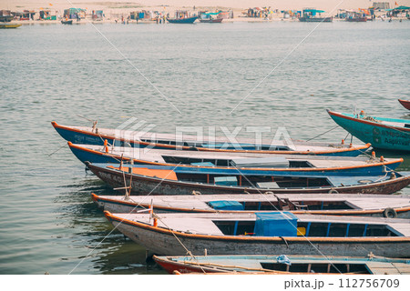 インド　バラナシの街並み 112756709