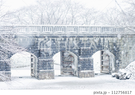 新潟　雪降る水門（加治川治水記念公園） 112756817