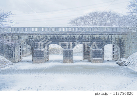 新潟　冬の水門（加治川治水記念公園） 112756820