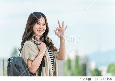 リュックを背負う学生・大学生の若いアジア人女性（ワーホリ・ワーキングホリデー・海外インターン） 112757100