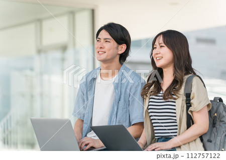 ノートパソコンを使う男女のカップル(大学生・恋人) ノートパソコンを使う男女のカップル(大学生・恋人) 112757122