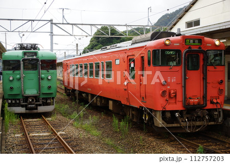 山陰本線の風景　113系とキハ40系（城崎温泉駅） 112757203