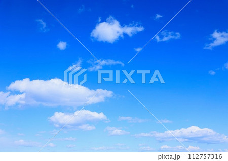 青空に浮かぶ雲   3月上旬　茨城県 112757316