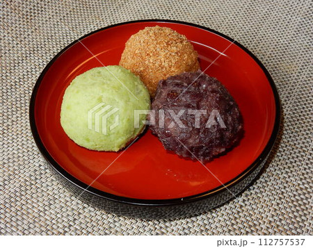 郷土料理の定番「おはぎ(ぼたもち)」 郷土料理の定番「おはぎ(ぼたもち)」 112757537
