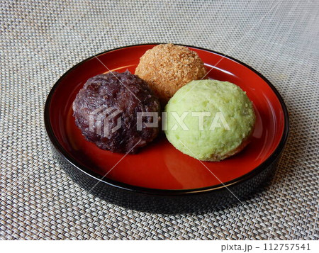 伝統料理の定番「ぼたもち(ぼたもち)」 伝統料理の定番「ぼたもち(ぼたもち)」 112757541