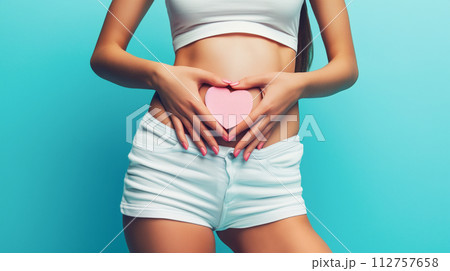 青の背景におなかにハートを持つ女性の胴体.<AI生成素材> 112757658