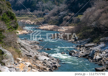 早春の山峡風景 木津川 京都府笠置町 早春の山峡風景 木津川 京都府笠置町 112757740