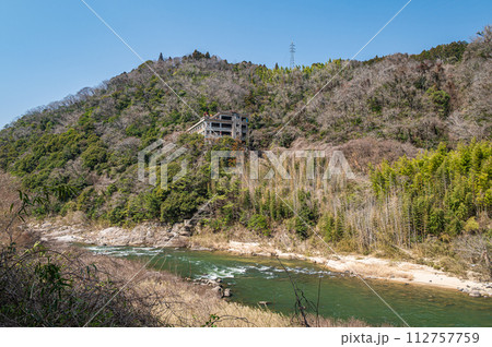木津川と山の中腹に立つ廃墟　旧笠置観光ホテル 112757759