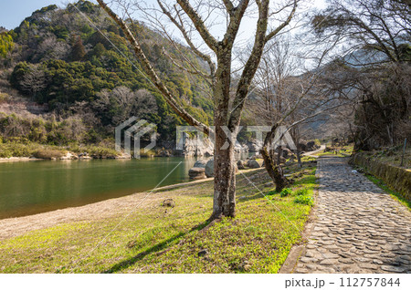 早春の木津川風景 京都府笠置町 早春の木津川風景 京都府笠置町 112757844