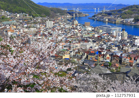 【広島県】桜が満開の千光寺から見た尾道の町並み 112757931