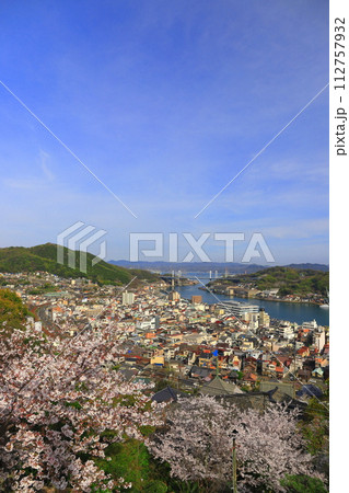 【広島県】桜が満開の千光寺から見た尾道の町並み 【広島県】桜が満開の千光寺から見た尾道の町並み 112757932