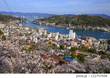 【広島県】桜が満開の千光寺から見た尾道の町並み 112757936