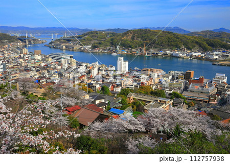 【広島県】桜が満開の千光寺から見た尾道の町並み 112757938