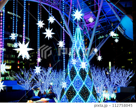 福岡県福岡市にある博多駅前広場（賑わい交流空間）に飾られたクリスマスツリーのイルミネーション 112758045