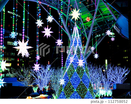 福岡県福岡市にある博多駅前広場（賑わい交流空間）に飾られたクリスマスツリーのイルミネーション 112758052
