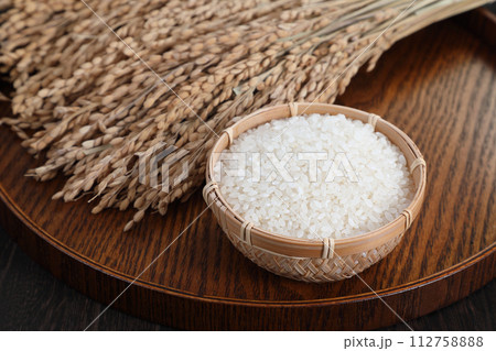ザルに盛られたお米 112758888