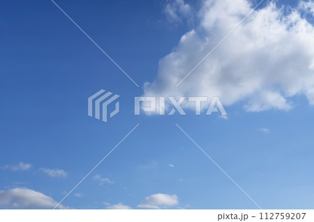 青空に浮かぶ雲 112759207