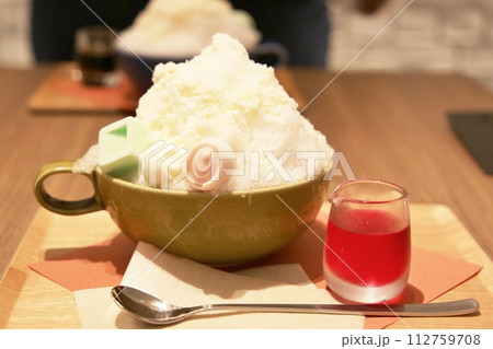 やっとかき氷が食べられる やっとかき氷が食べられる 112759708