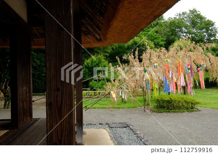 古民家の軒先と七夕飾り　【相模原市大島　7月】 112759916