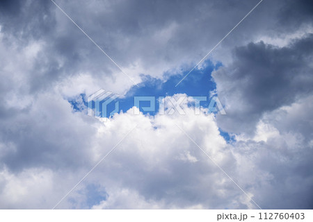 雨雲 青空 曇り空 春の空 天気の移り変わり イメージ 雨雲 青空 曇り空 春の空 天気の移り変わり イメージ 112760403
