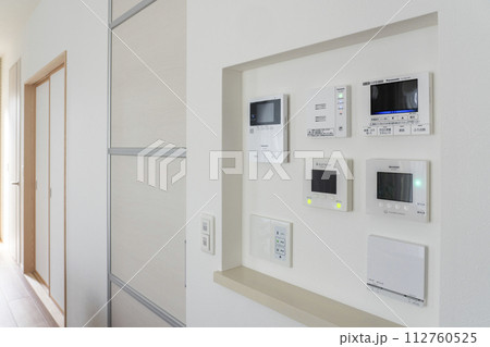 住宅屋内のスイッチ 112760525