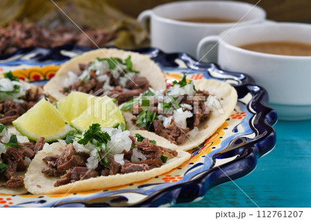 メキシコのバルバコアの牛肉のタコスと牛肉のバルバコアとバルバコアのコンソメ メキシコのバルバコアの牛肉のタコスと牛肉のバルバコアとバルバコアのコンソメ 112761207