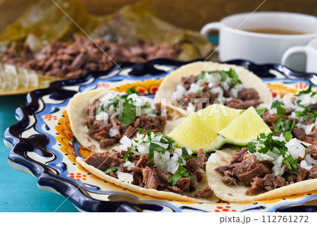メキシコのバルバコアの牛肉のタコスと牛肉のバルバコアとバルバコアのコンソメ 112761272