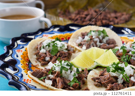 メキシコのバルバコアの牛肉のタコスと牛肉のバルバコアとバルバコアのコンソメ 112761411