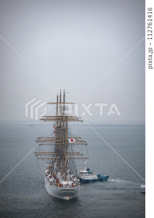 神戸港を出港する練習帆船海王丸 112761416