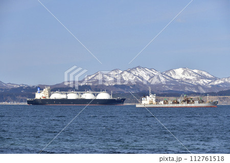 早春の北海道函館市函館湾の貨物船の風景を撮影 112761518