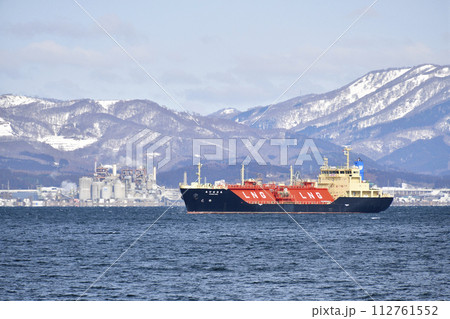 早春の北海道函館市函館湾の貨物船の風景を撮影 112761552