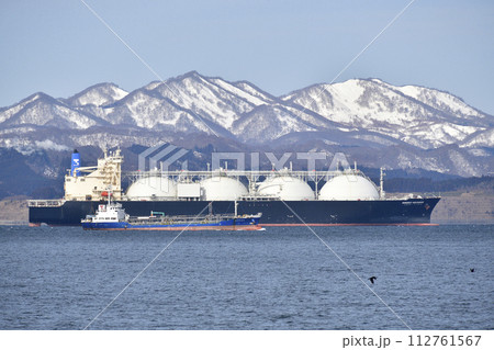 早春の北海道函館市函館湾の貨物船の風景を撮影 112761567