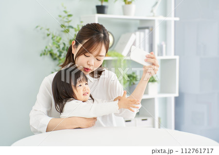 子どもからスマホを取り上げるママ 112761717