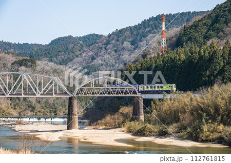 木津川の鉄橋を渡る列車　京都府笠置町 112761815
