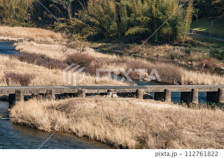 京都の清流木津川の沈下橋　恋路橋　京都府南山城村 112761822