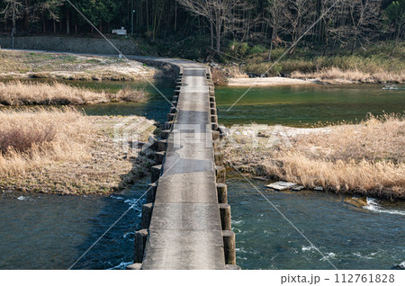 京都の清流木津川の沈下橋 恋路橋 京都府南山城村 京都の清流木津川の沈下橋 恋路橋 京都府南山城村 112761828