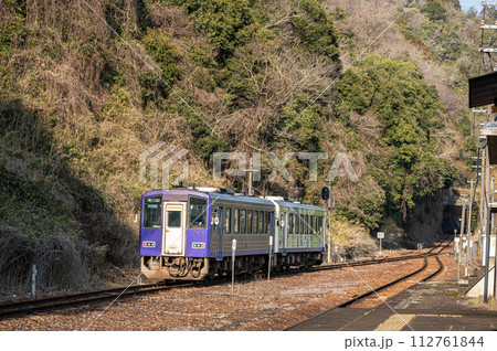 関西線大河原駅を出発して亀山方面に向かう列車 112761844