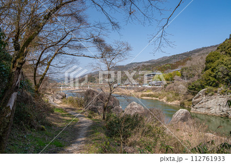 早春の木津川風景 京都府笠置町 早春の木津川風景 京都府笠置町 112761933