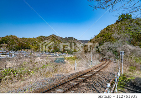 木津川沿いを走るJR西日本関西線　笠置ー大河原 112761935