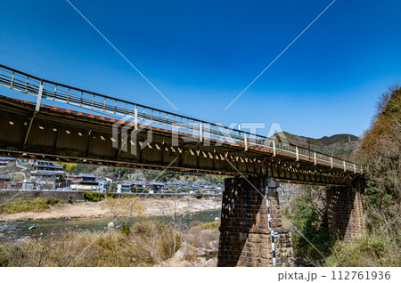 木津川沿いを走るJR西日本関西線 笠置ー大河原 木津川沿いを走るJR西日本関西線 笠置ー大河原 112761936