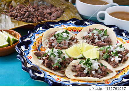 メキシコのバルバコアの牛肉のタコスと牛肉のバルバコアとバルバコアのコンソメ 112761937