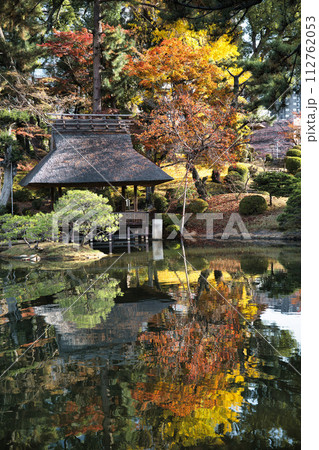 広島　秋の縮景園 112762053