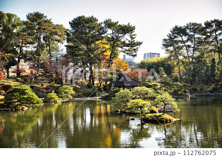広島　秋の縮景園 112762075