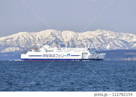 早春の北海道函館市函館湾を行きかう津軽海峡フェリーの風景を撮影 早春の北海道函館市函館湾を行きかう津軽海峡フェリーの風景を撮影 112762154