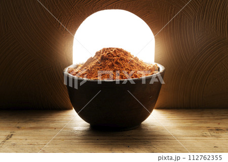 Close up of holi powder in wooden bowl on art decoration background with sunlight. 112762355