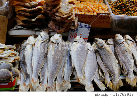 香港・徳輔道西で売られる塩干し魚(ハムユイ)。クサヤに似ていで臭いが美味。かつては安かったが今は高価 香港・徳輔道西で売られる塩干し魚(ハムユイ)。クサヤに似ていで臭いが美味。かつては安かったが今は高価 112762918